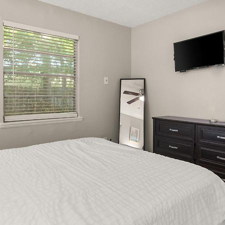 Cozy 3 Bedroom With Hot Tub 2 Min Away From Lackland サンアントニオ エクステリア 写真