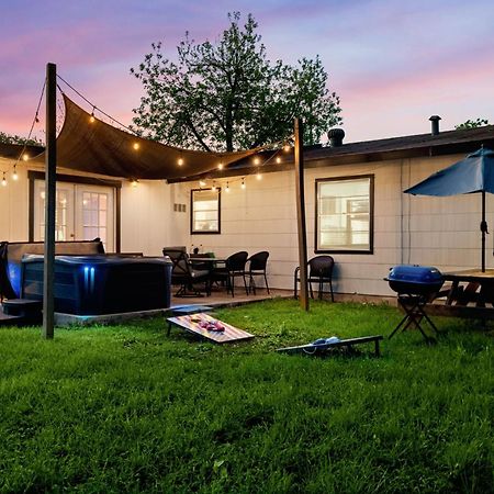 Cozy 3 Bedroom With Hot Tub 2 Min Away From Lackland サンアントニオ エクステリア 写真