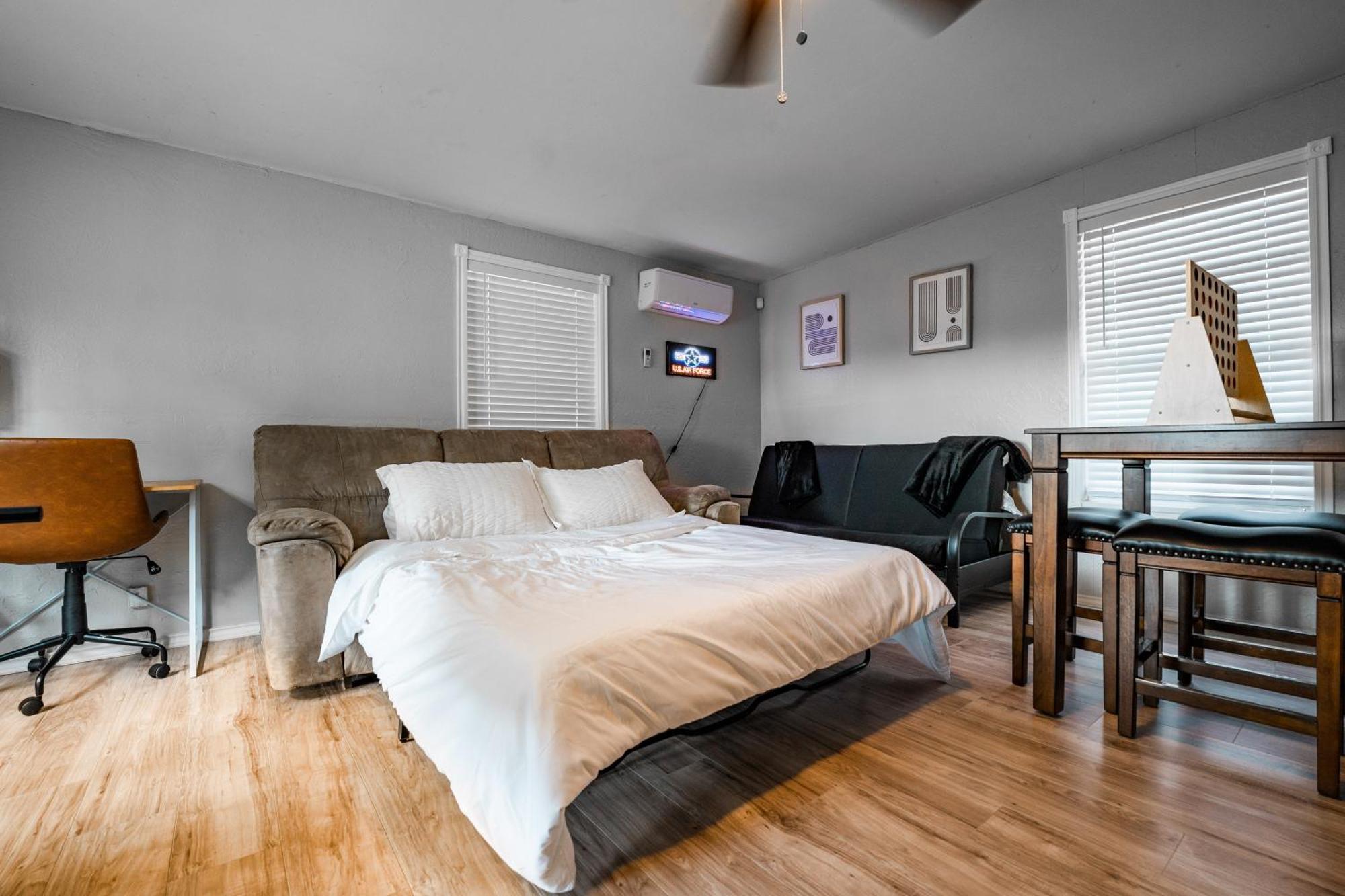 Cozy 3 Bedroom With Hot Tub 2 Min Away From Lackland サンアントニオ エクステリア 写真