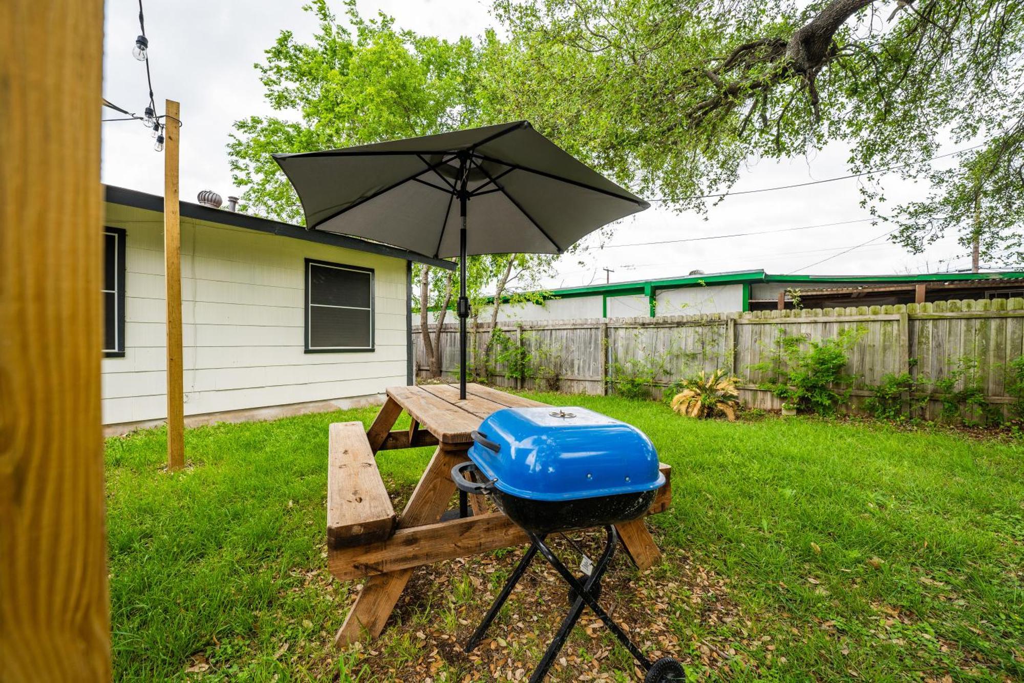 Cozy 3 Bedroom With Hot Tub 2 Min Away From Lackland サンアントニオ エクステリア 写真