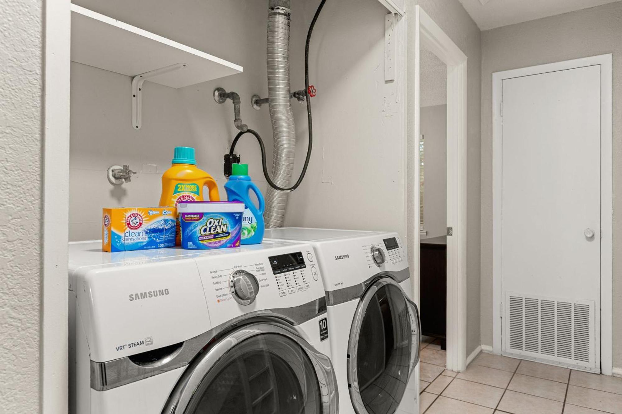 Cozy 3 Bedroom With Hot Tub 2 Min Away From Lackland サンアントニオ エクステリア 写真