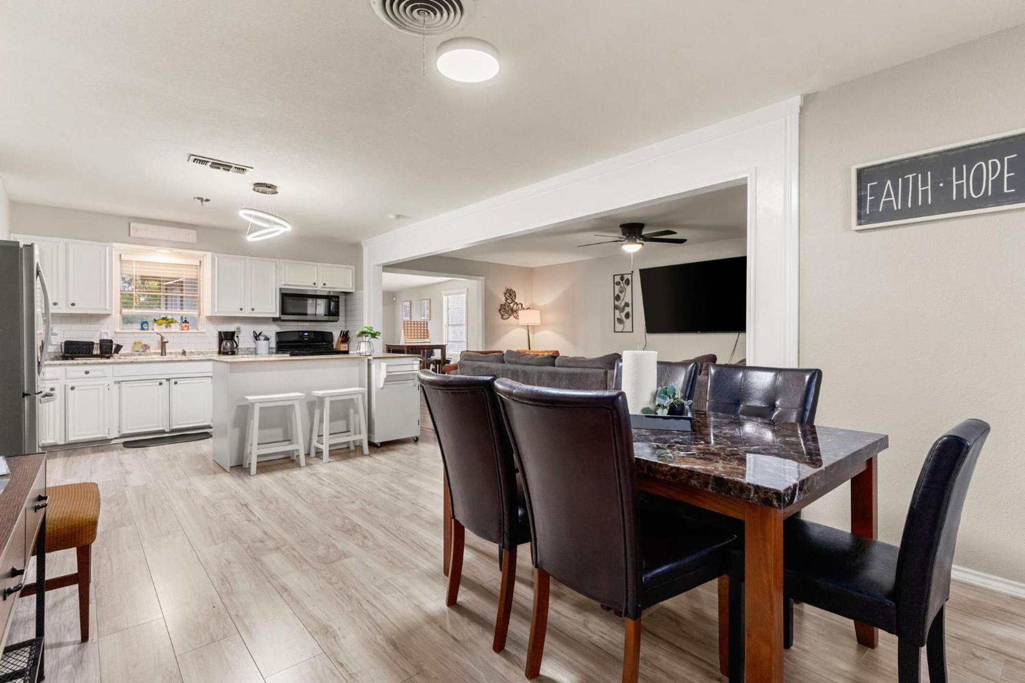 Cozy 3 Bedroom With Hot Tub 2 Min Away From Lackland サンアントニオ エクステリア 写真