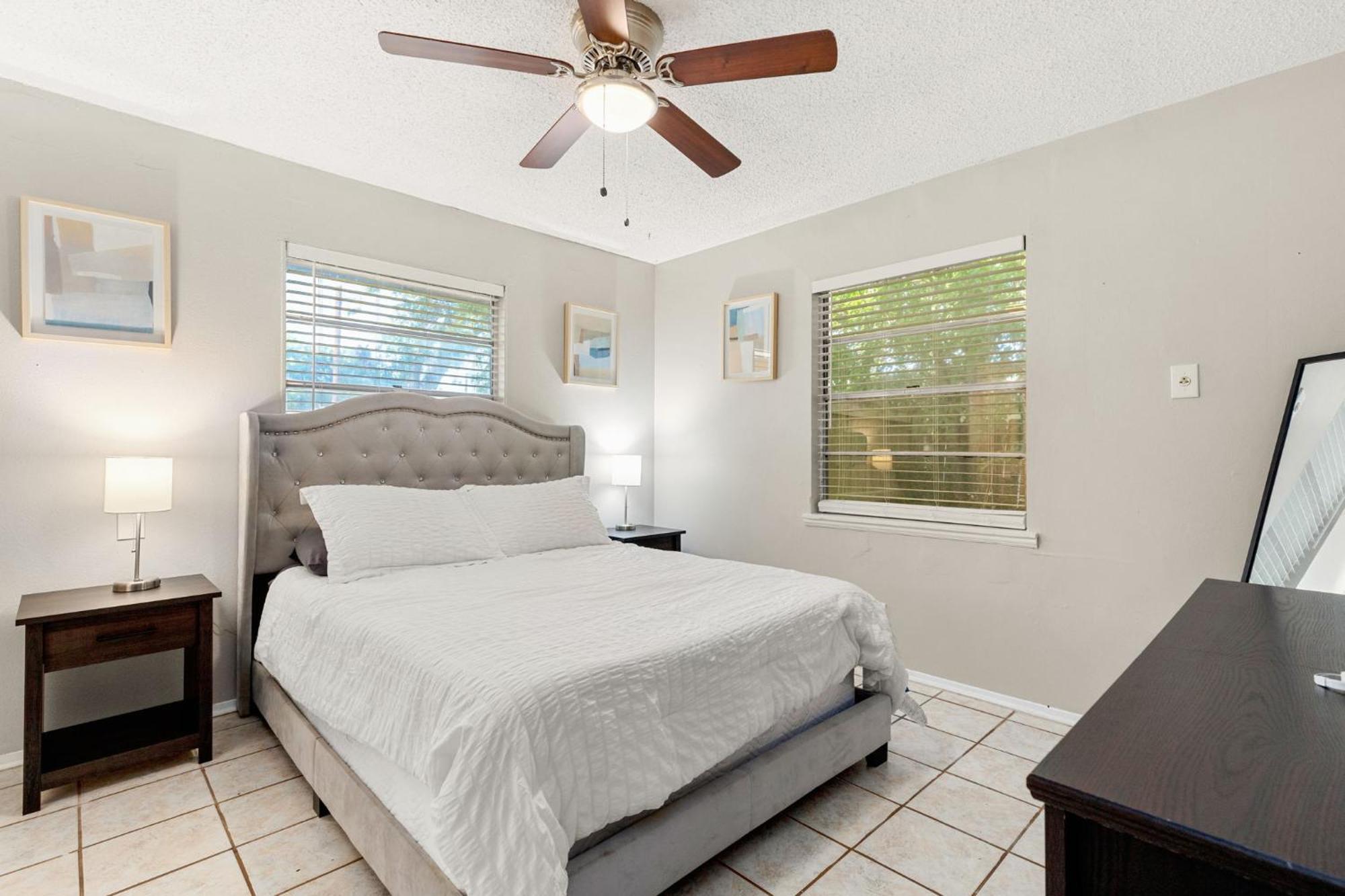 Cozy 3 Bedroom With Hot Tub 2 Min Away From Lackland サンアントニオ エクステリア 写真