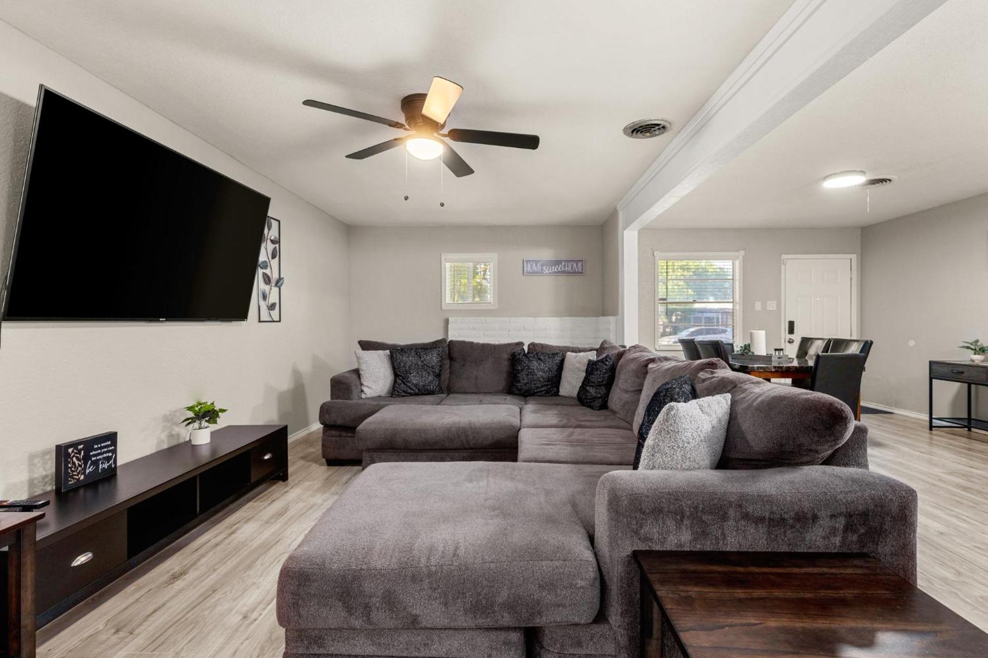 Cozy 3 Bedroom With Hot Tub 2 Min Away From Lackland サンアントニオ エクステリア 写真