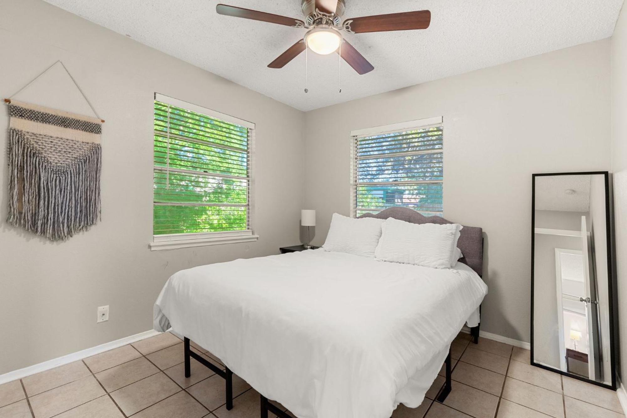 Cozy 3 Bedroom With Hot Tub 2 Min Away From Lackland サンアントニオ エクステリア 写真