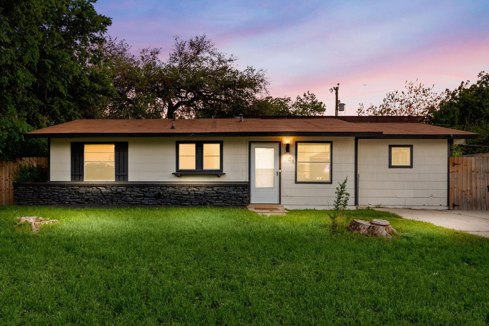 Cozy 3 Bedroom With Hot Tub 2 Min Away From Lackland サンアントニオ エクステリア 写真
