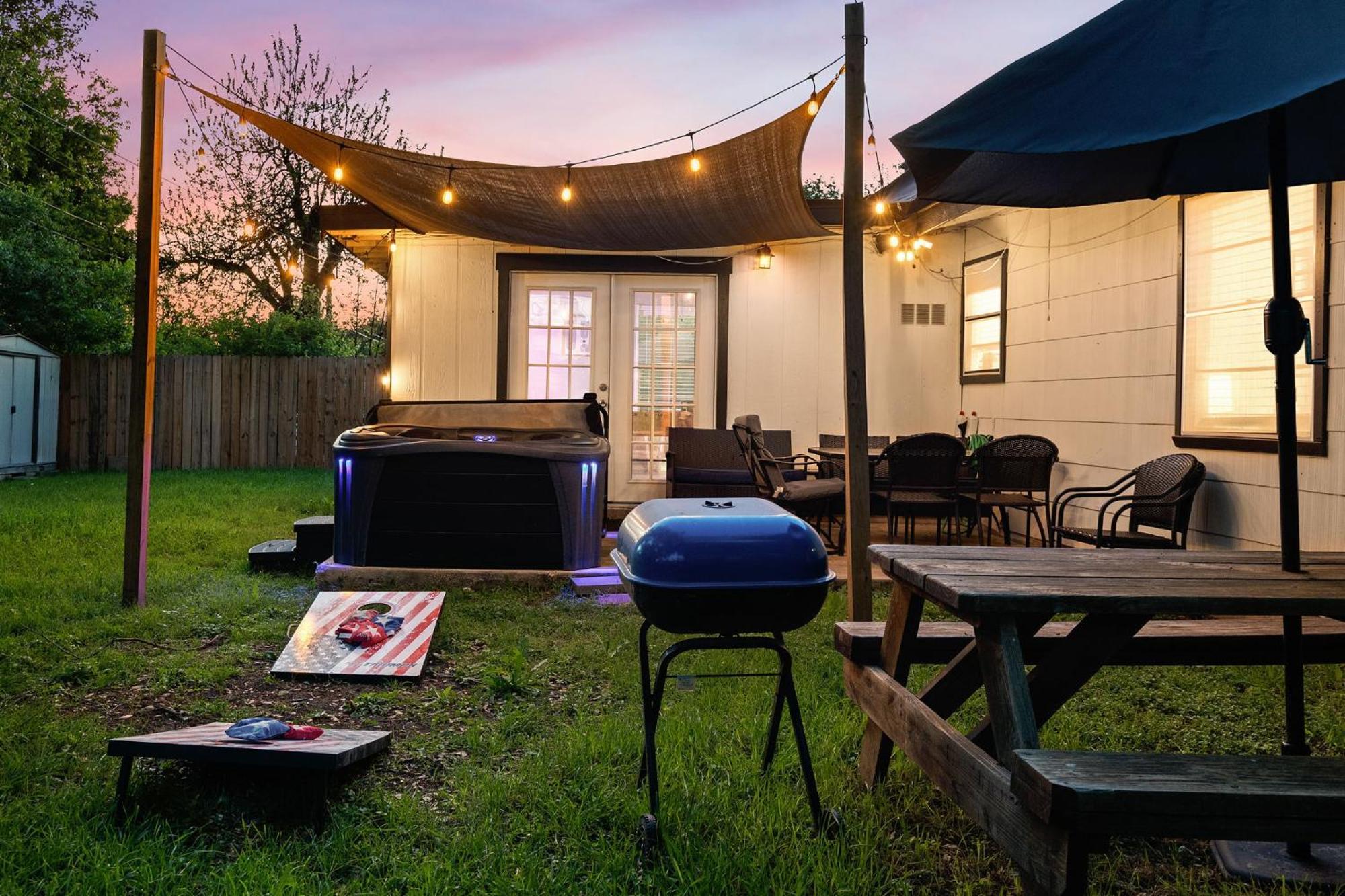Cozy 3 Bedroom With Hot Tub 2 Min Away From Lackland サンアントニオ エクステリア 写真
