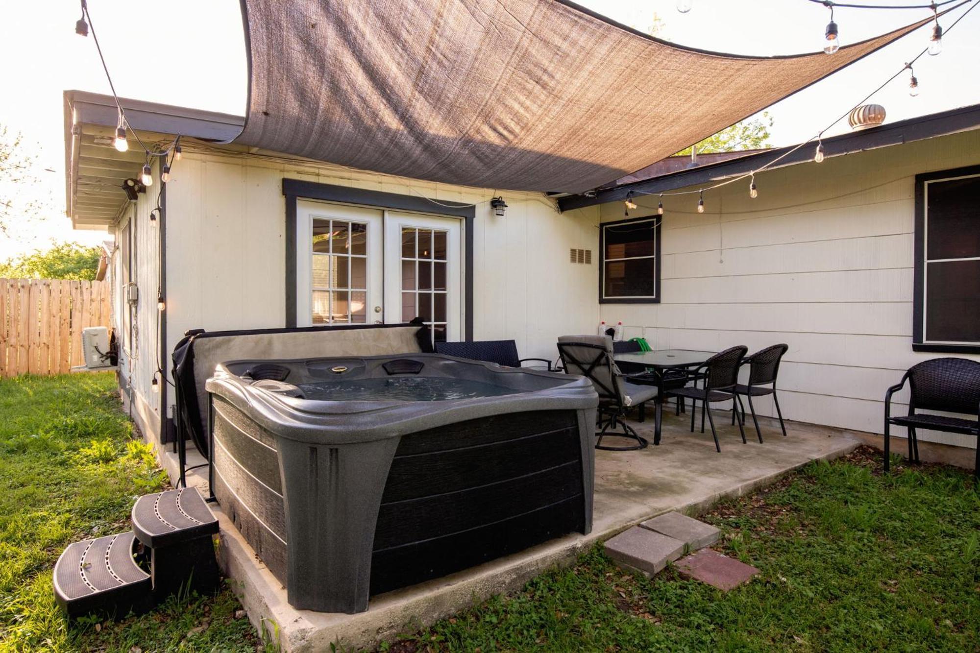 Cozy 3 Bedroom With Hot Tub 2 Min Away From Lackland サンアントニオ エクステリア 写真