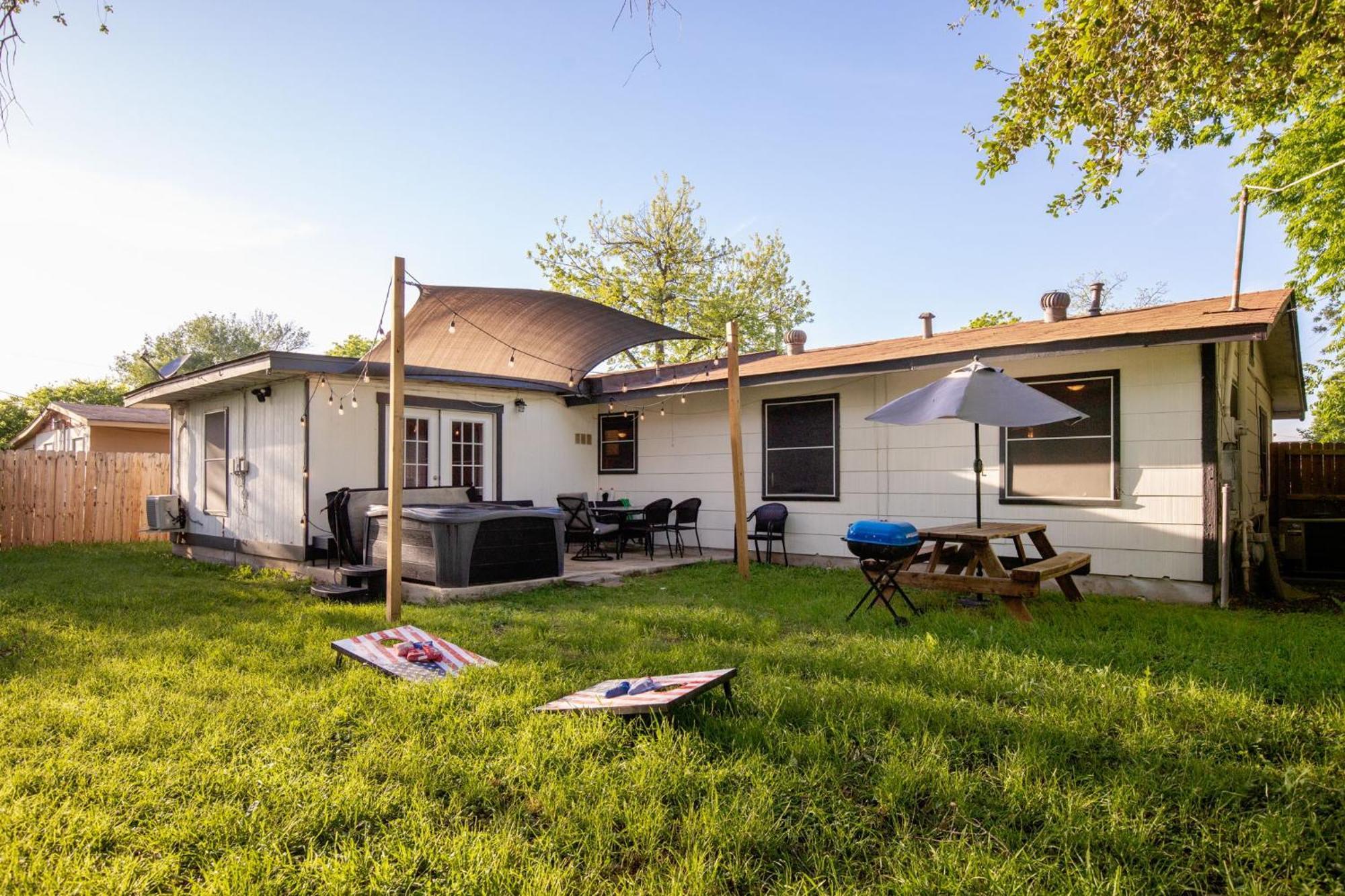Cozy 3 Bedroom With Hot Tub 2 Min Away From Lackland サンアントニオ エクステリア 写真